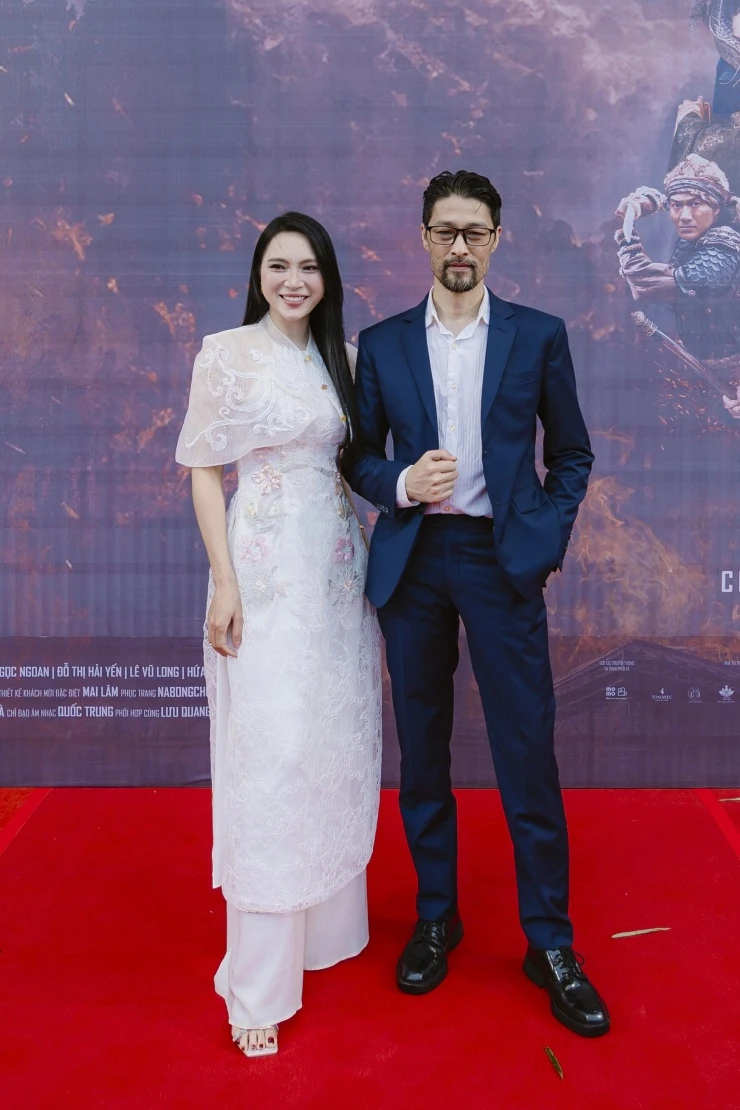 Johnny Trí Nguyễn bảnh bao đi thảm đỏ dưới mưa Johnny Trí Nguyễn bảnh bao đi thảm đỏ dưới mưa