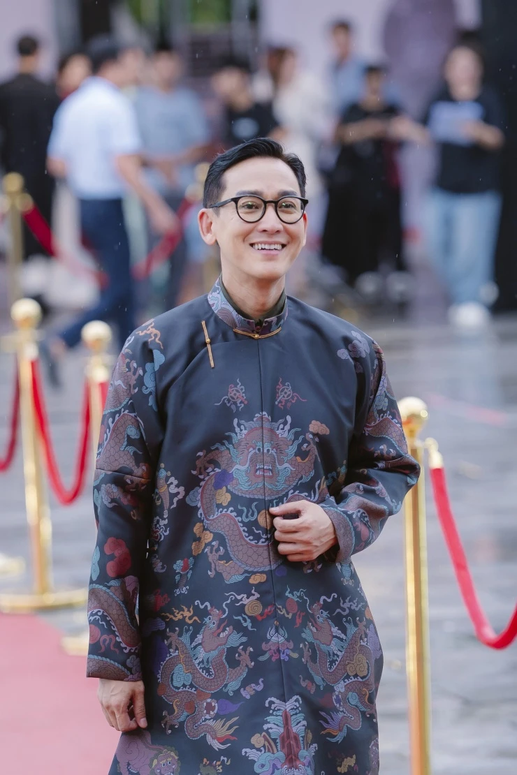 Johnny Trí Nguyễn bảnh bao đi thảm đỏ dưới mưa Johnny Trí Nguyễn bảnh bao đi thảm đỏ dưới mưa