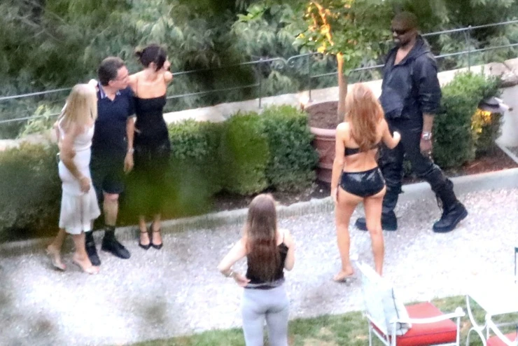 Kanye West du lịch Italy cùng nhà vợ Kanye West du lịch Italy cùng nhà vợ