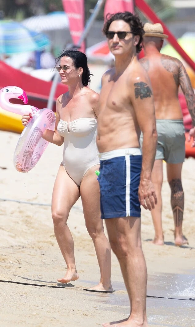 Katy Perry quấn quýt bạn trai trong kỳ nghỉ kỷ niệm một năm yêu