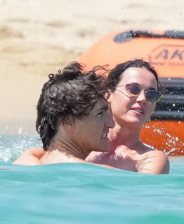 Katy Perry quấn quýt bạn trai trong kỳ nghỉ kỷ niệm một năm yêu