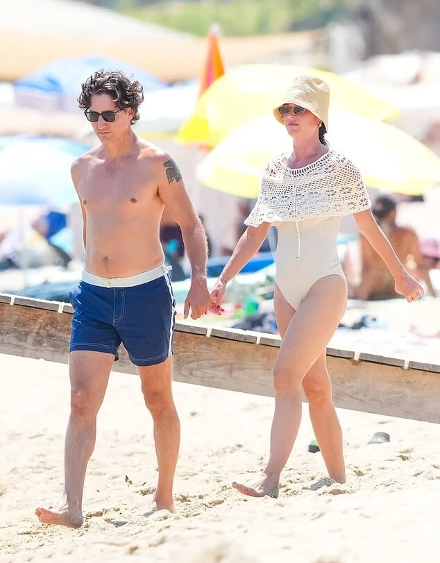 Katy Perry quấn quýt bạn trai trong kỳ nghỉ kỷ niệm một năm yêu