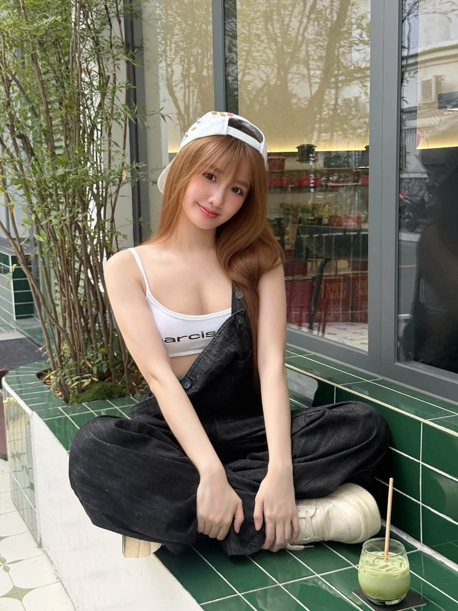 Khánh Huyền 2k4 khoe đôi chân dài với đầm hoa trong bộ ảnh mới