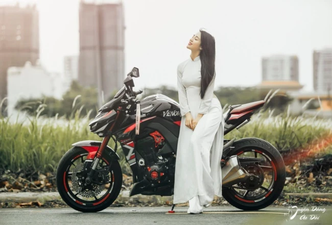 Khó rời mắt khỏi loạt ảnh đón hè đầy quyến rũ của nữ biker đình đám một thời