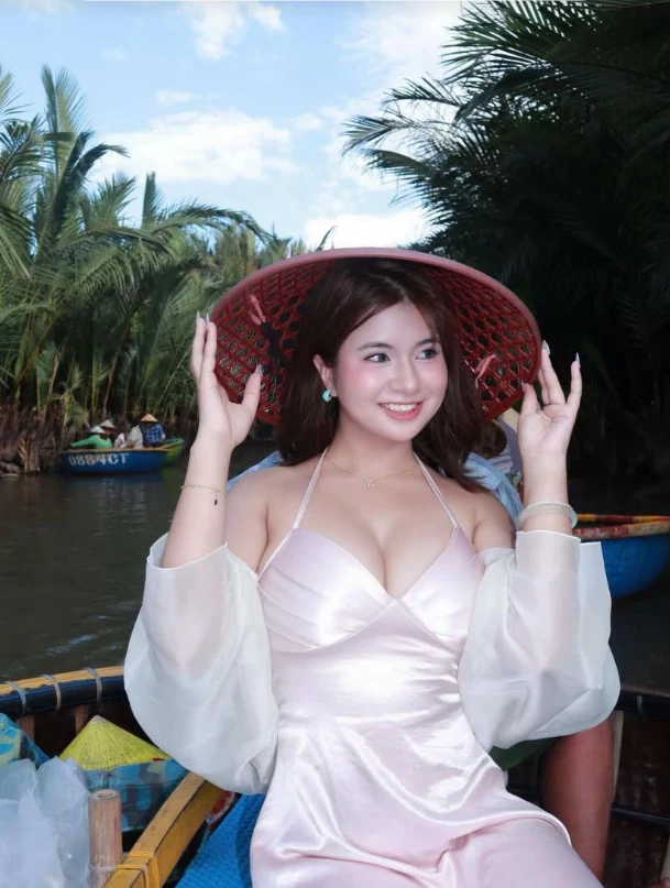 Hot girl đu trend miền Tây sông nước gây sốt mạng xã hội