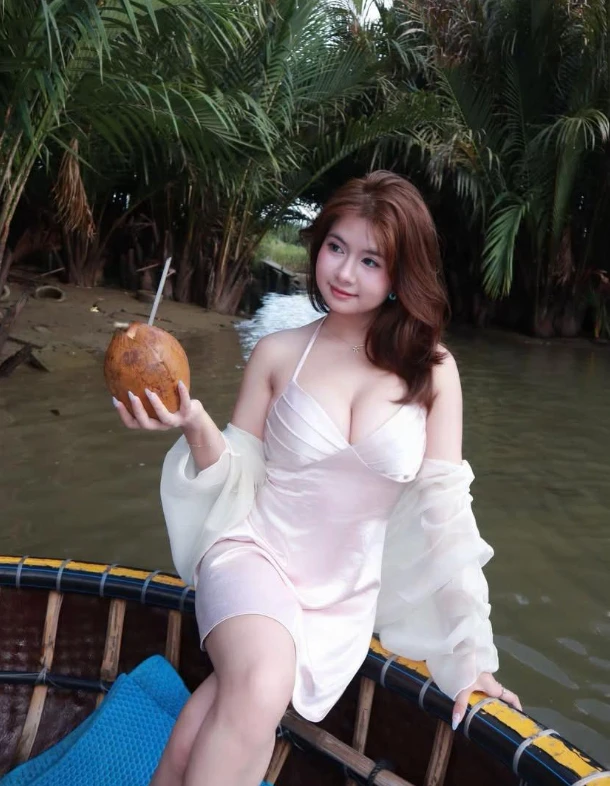 Hot girl đu trend miền Tây sông nước gây sốt mạng xã hội