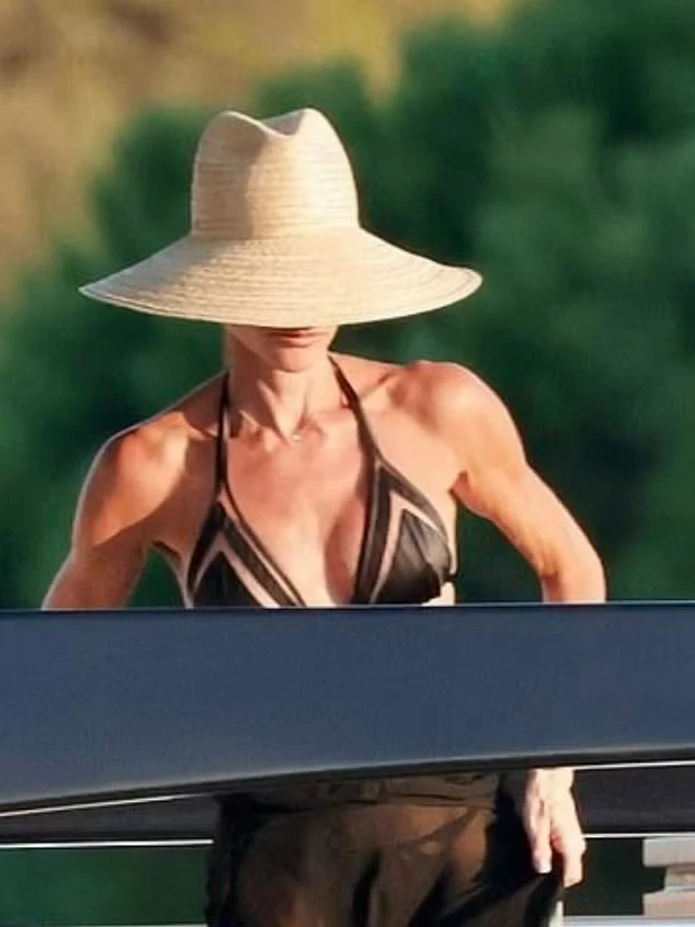 Không tin nổi đây là Victoria Beckham ở tuổi 52
