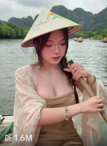 Lanh Xinh Yêu gây sốt với clip chèo thuyền ở Tràng An đạt 1,3 triệu lượt xem sau 2 ngày Lanh Xinh Yêu gây sốt với clip chèo thuyền ở Tràng An đạt 1,3 triệu lượt xem sau 2 ngày