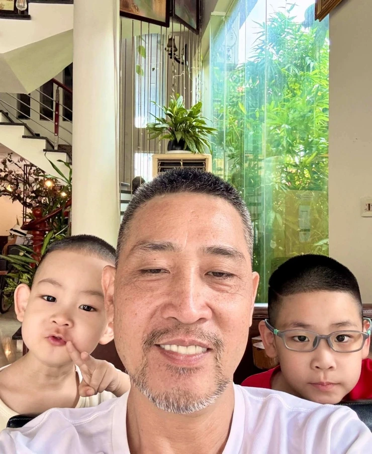 Lão Công NSƯT Hồ Phong: Ở nhà, tôi là thiên thần của các con Lão Công NSƯT Hồ Phong: Ở nhà, tôi là thiên thần của các con