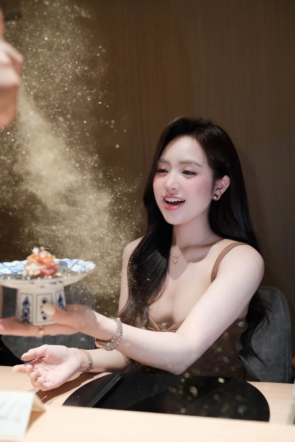 Lê Phương Anh tiếp tục "đốt mắt" dân mạng, nghỉ lễ cứ chill chill vậy thôi!