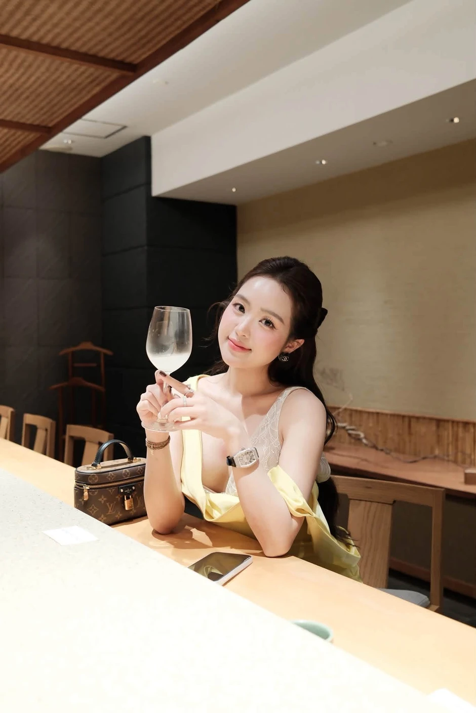 Lê Phương Anh tiếp tục "đốt mắt" dân mạng, nghỉ lễ cứ chill chill vậy thôi!