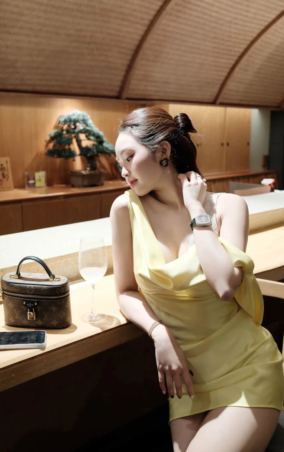 Lê Phương Anh tiếp tục "đốt mắt" dân mạng, nghỉ lễ cứ chill chill vậy thôi!