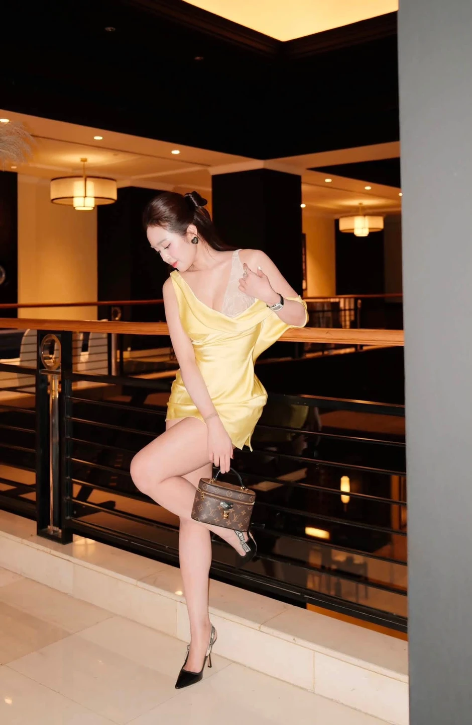 Lê Phương Anh tiếp tục "đốt mắt" dân mạng, nghỉ lễ cứ chill chill vậy thôi!