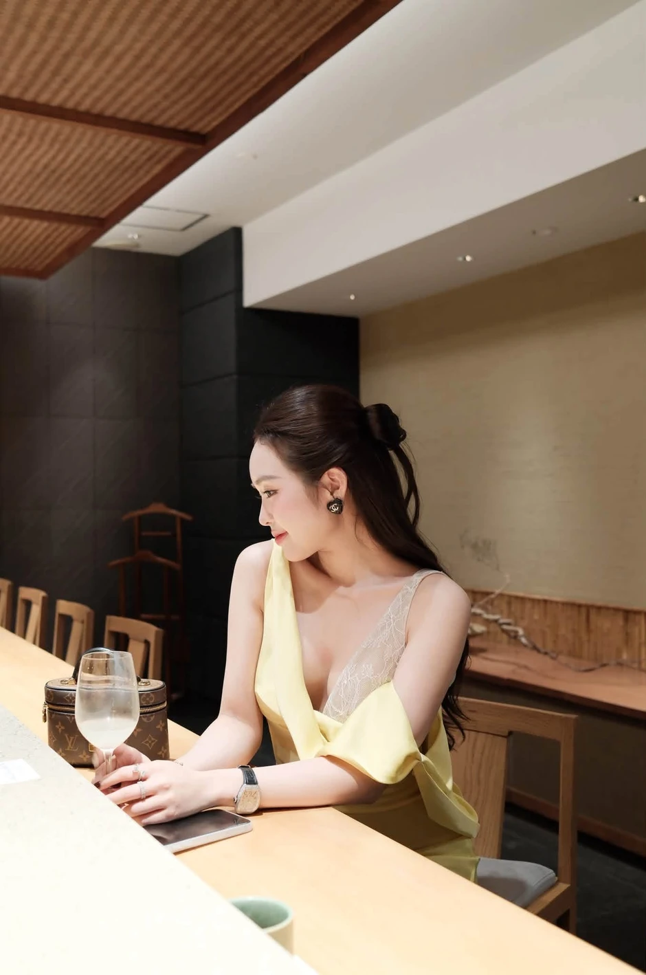 Lê Phương Anh tiếp tục "đốt mắt" dân mạng, nghỉ lễ cứ chill chill vậy thôi!