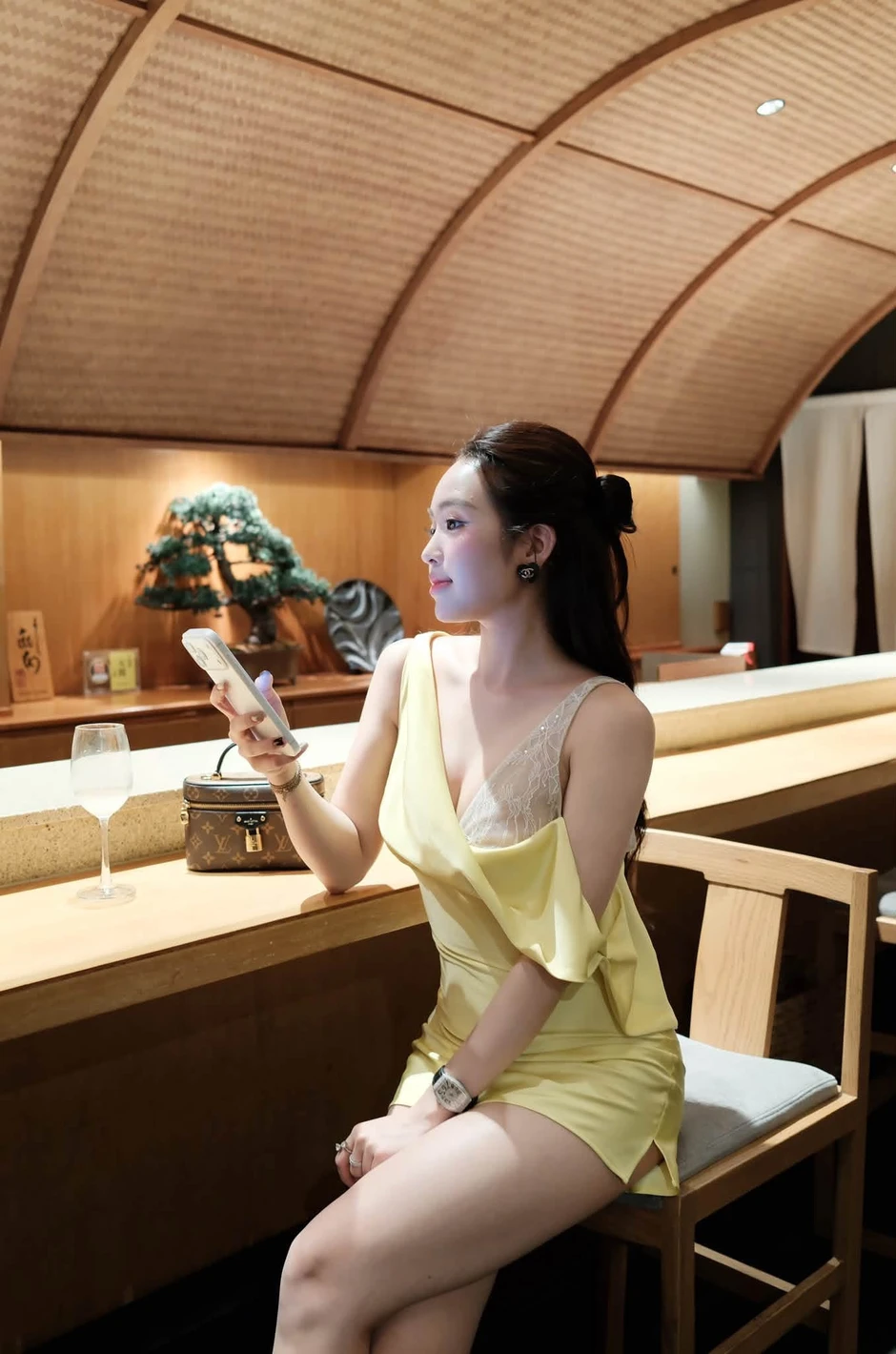 Lê Phương Anh tiếp tục "đốt mắt" dân mạng, nghỉ lễ cứ chill chill vậy thôi!