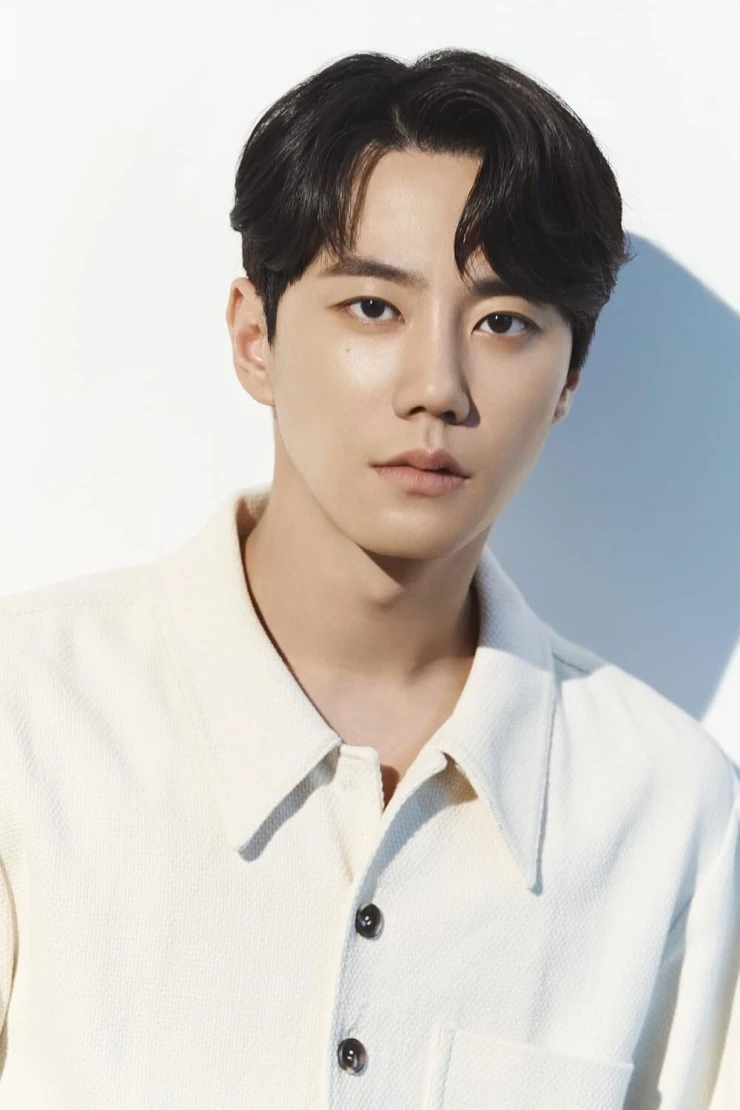 Lee Jun Young trả hết nợ, mua nhà cho bố mẹ trước khi nhập ngũ