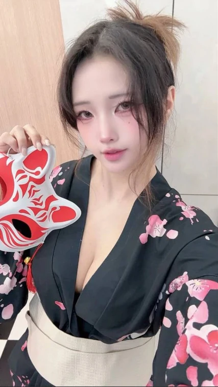 Liên tục khoe sự gợi cảm, hot girl nổi tiếng bất ngờ bị khóa tài khoản livestream, nghi do bị "báo cáo" quá nhiều