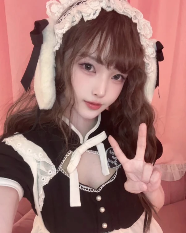 Liên tục khoe sự gợi cảm, hot girl nổi tiếng bất ngờ bị khóa tài khoản livestream, nghi do bị "báo cáo" quá nhiều
