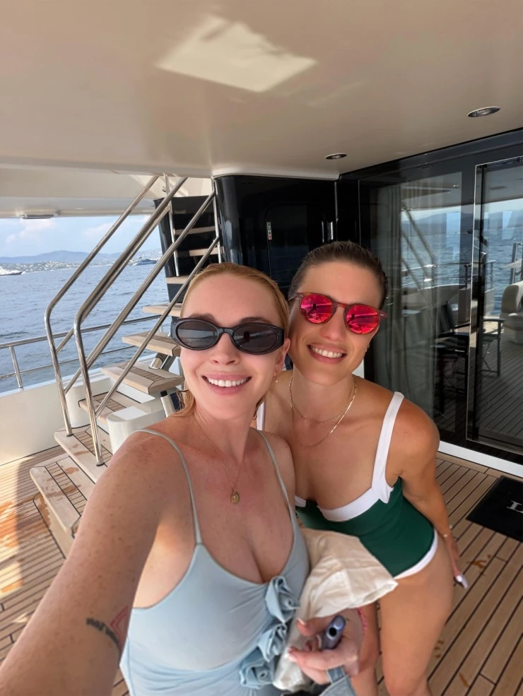 Lindsay Lohan cùng chồng con nghỉ dưỡng trên du thuyền
