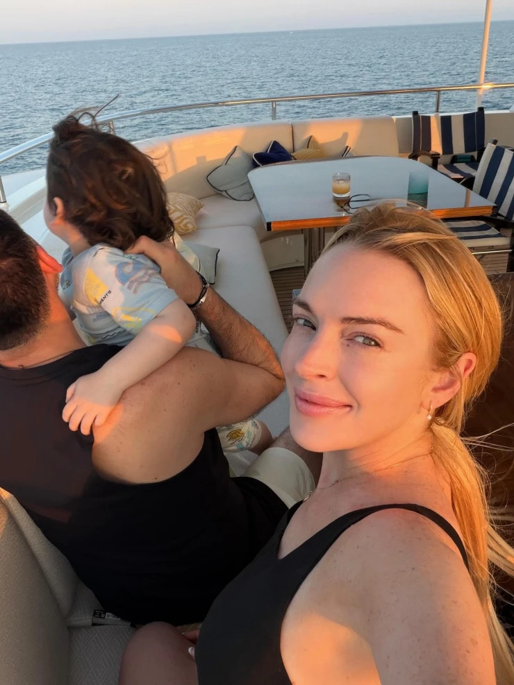 Lindsay Lohan cùng chồng con nghỉ dưỡng trên du thuyền