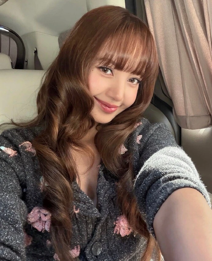 Lisa bị chỉ trích đắm đuối bạn trai mới, hời hợt với Blackpink