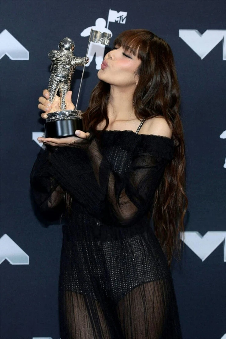 Lisa trở thành nghệ sĩ solo K-Pop được đề cử nhiều nhất lịch sử MTV VMAs Lisa trở thành nghệ sĩ solo K-Pop được đề cử nhiều nhất lịch sử MTV VMAs