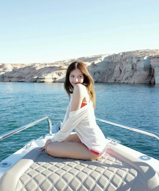 Lisa và bạn trai mới dính như sam