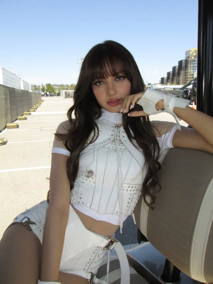 Lisa xin lỗi sau sự kiện kỷ niệm 10 năm BLACKPINK gây tranh cãi