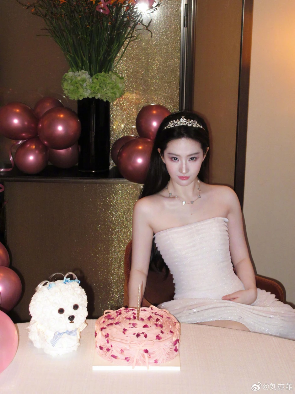 Lưu Diệc Phi đón sinh nhật tuổi 39, visual "chấn động" không khác gì 19 Lưu Diệc Phi đón sinh nhật tuổi 39, visual "chấn động" không khác gì 19
