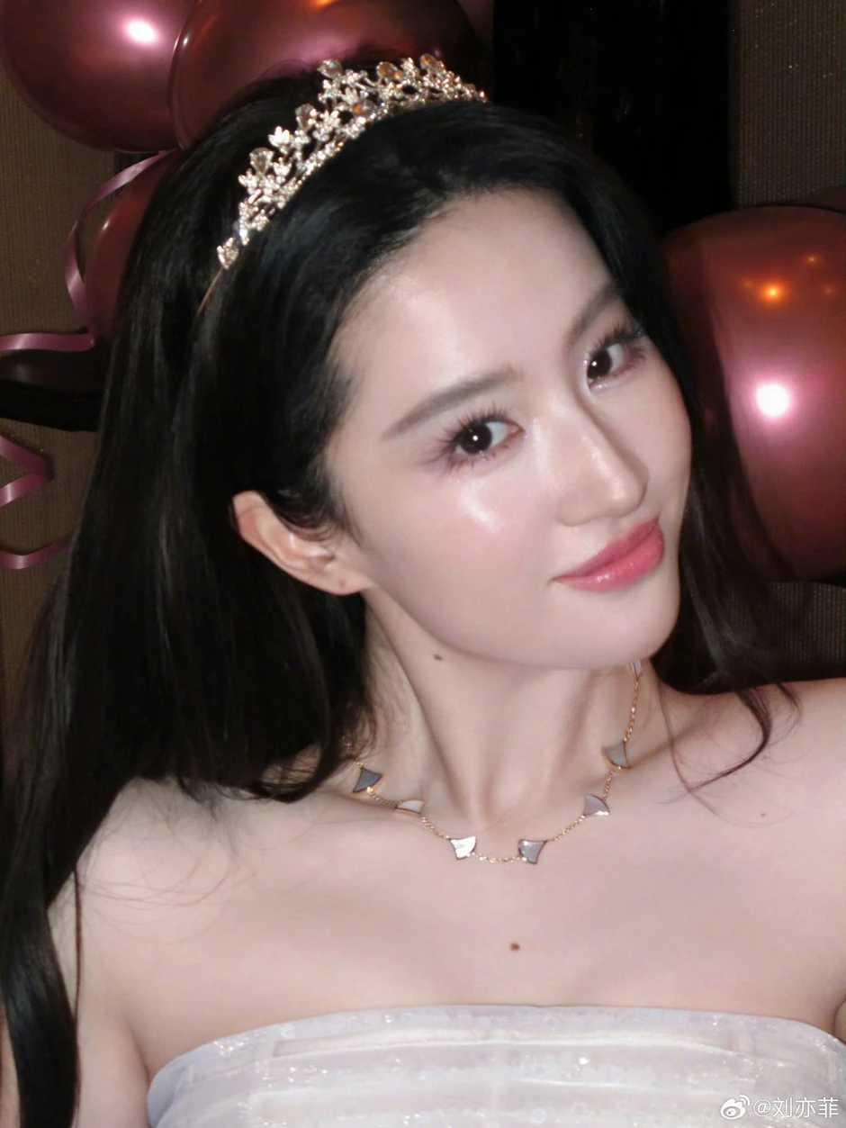 Lưu Diệc Phi đón sinh nhật tuổi 39, visual "chấn động" không khác gì 19 Lưu Diệc Phi đón sinh nhật tuổi 39, visual "chấn động" không khác gì 19