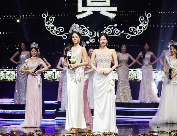 Mỹ nhân 2k3 cao 173cm vừa đăng quang Hoa hậu, soi đến gia thế mà ngỡ ngàng! Mỹ nhân 2k3 cao 173cm vừa đăng quang Hoa hậu, soi đến gia thế mà ngỡ ngàng!