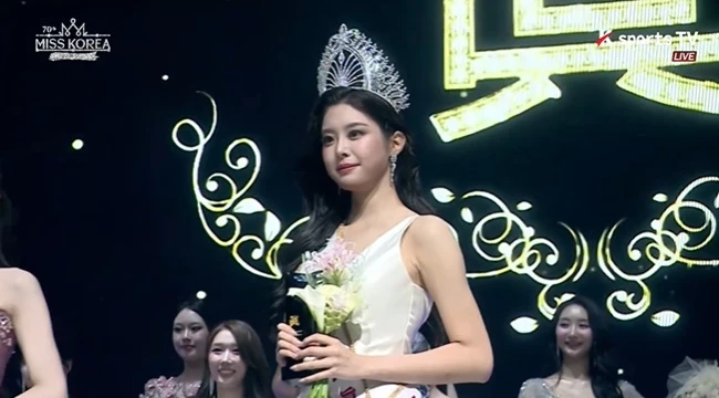 Mỹ nhân 2k3 cao 173cm vừa đăng quang Hoa hậu, soi đến gia thế mà ngỡ ngàng! Mỹ nhân 2k3 cao 173cm vừa đăng quang Hoa hậu, soi đến gia thế mà ngỡ ngàng!