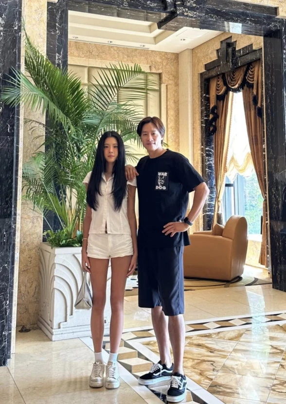 Mỹ nhân 2k3 cao 173cm vừa đăng quang Hoa hậu, soi đến gia thế mà ngỡ ngàng! Mỹ nhân 2k3 cao 173cm vừa đăng quang Hoa hậu, soi đến gia thế mà ngỡ ngàng!