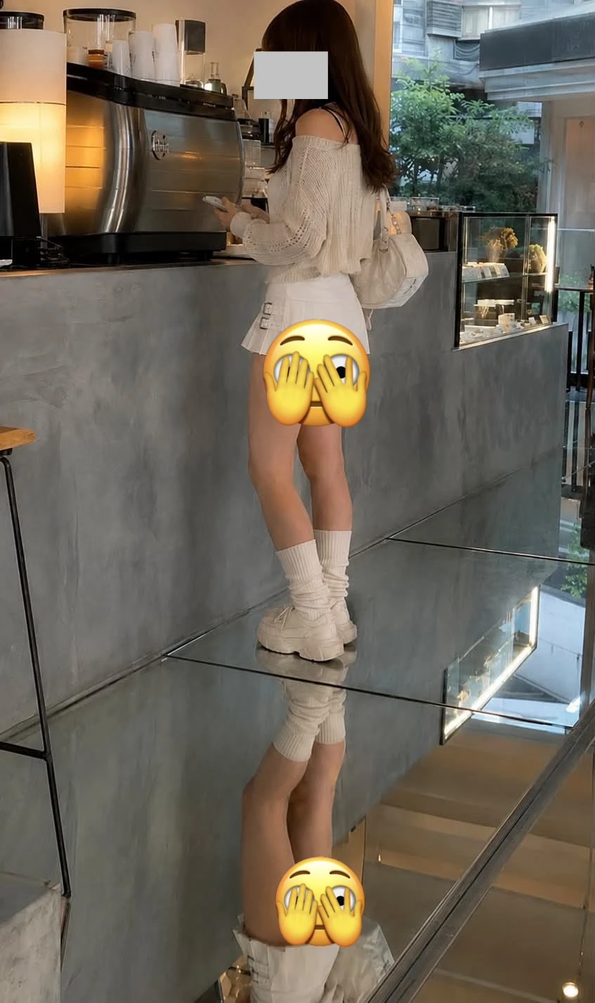 Cô gái mặc váy ngắn đi cà phê gặp sàn gương gây tranh cãi trên mạng xã hội