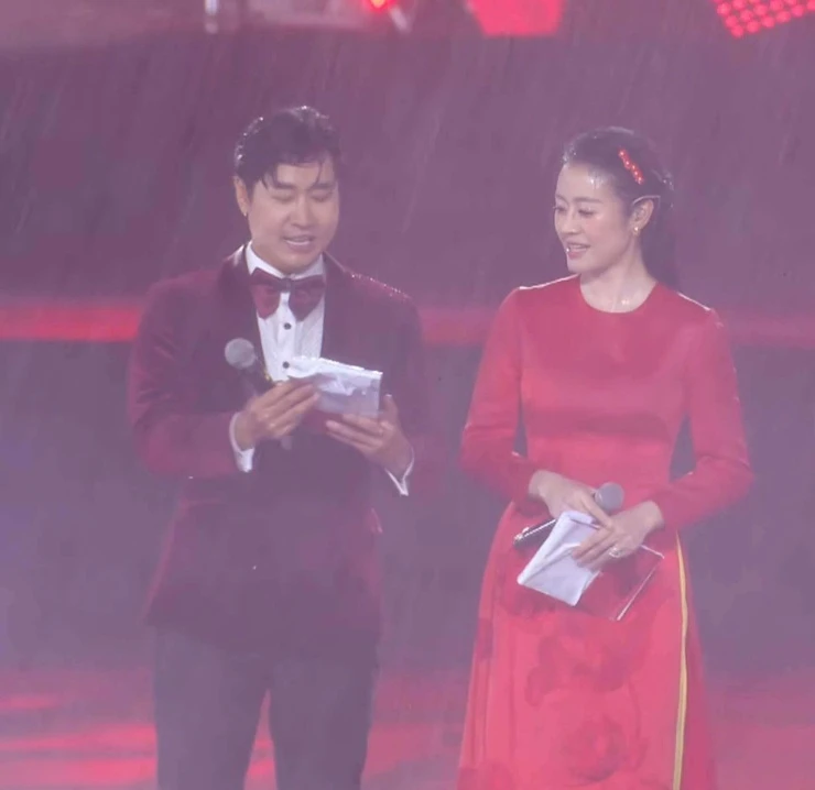 Mạng xã hội đang viral điều này trong cơn mưa xối xả tại concert “Tổ quốc trong tim”