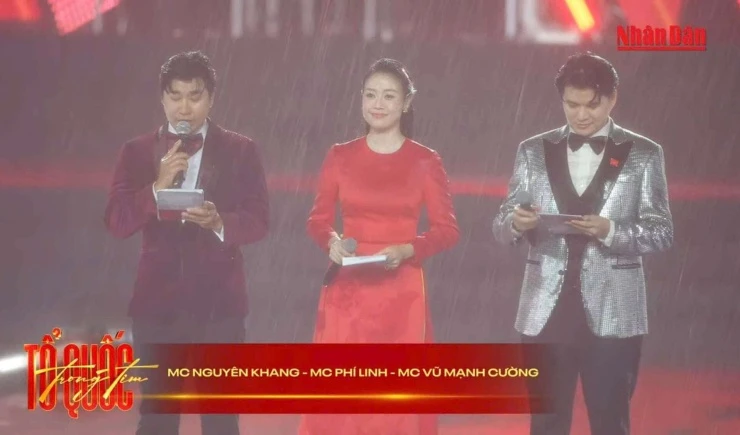 Mạng xã hội đang viral điều này trong cơn mưa xối xả tại concert “Tổ quốc trong tim”