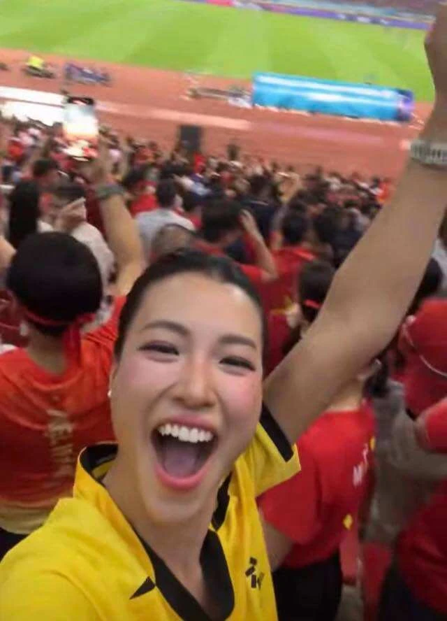 MC Hoàng Oanh mặc áo thủ môn, cổ vũ Lê Giang Patrik giữa tin hẹn hò