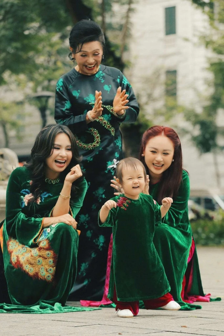 Mẹ của Diva Thanh Lam xin lỗi con gái vì đòn roi ngày nhỏ