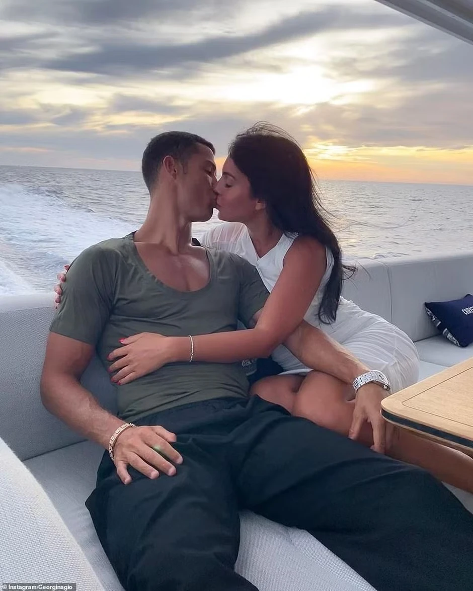 Mẹ và gia đình không dự đám cưới Ronaldo