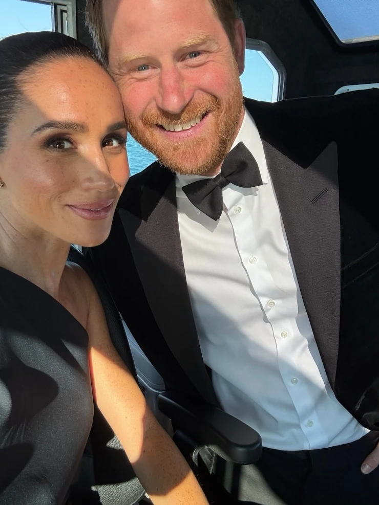 Meghan ngượng ngùng vì bị ông trùm âm nhạc ngó lơ Meghan ngượng ngùng vì bị ông trùm âm nhạc ngó lơ
