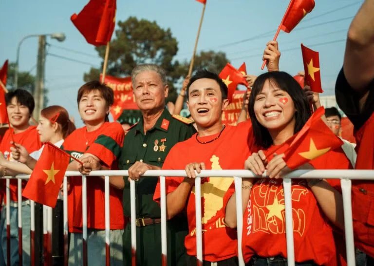 Nghỉ Hè Sợ Nghỉ Hưu: Huỳnh Lập kể chuyện người trẻ yêu nước