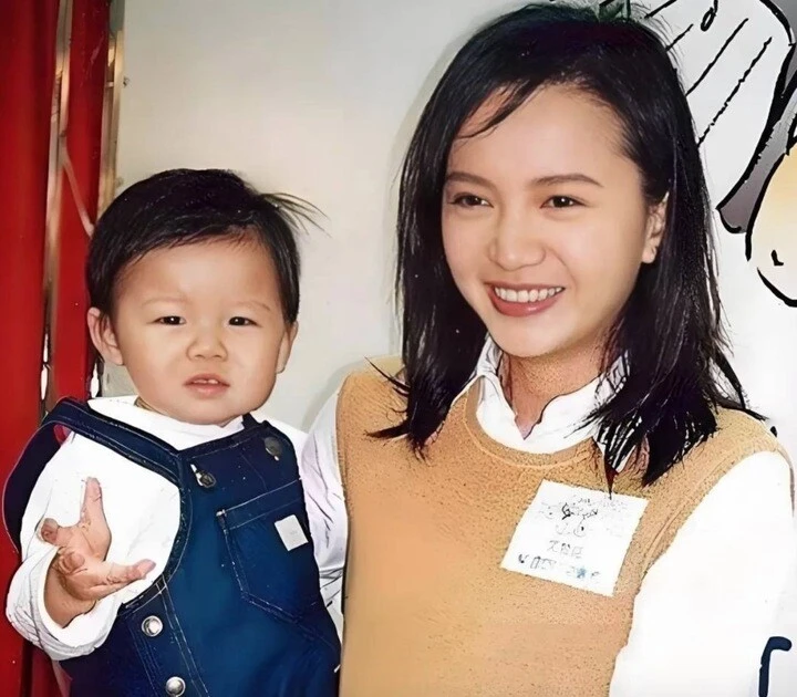 Ngọc nữ vạn người mê từ bỏ hào quang, làm mẹ đơn thân hơn 2 thập kỷ