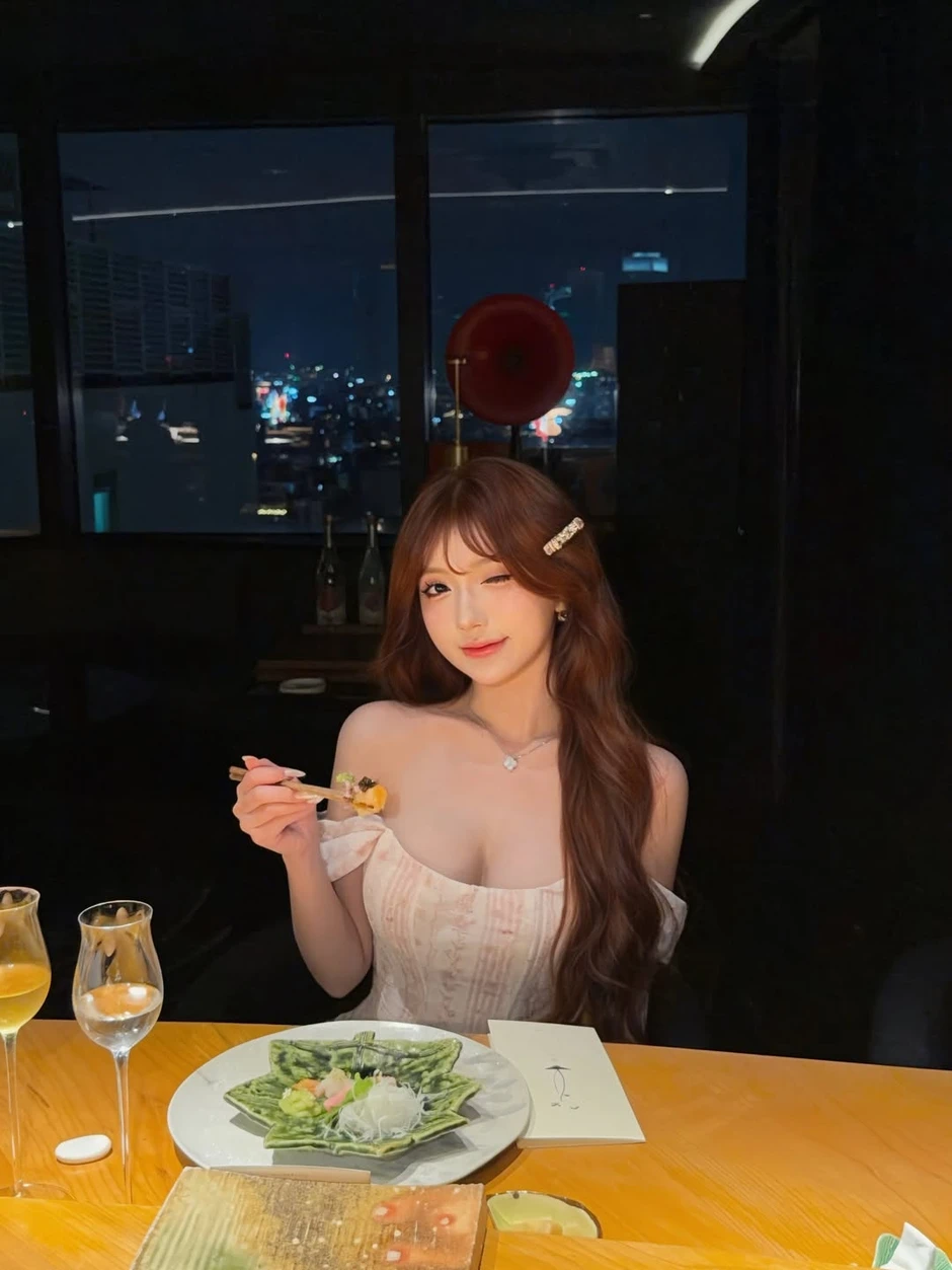 Nhan sắc ấn tượng của hot girl 2k4 đang "khuấy đảo" CĐM Nhan sắc ấn tượng của hot girl 2k4 đang "khuấy đảo" CĐM