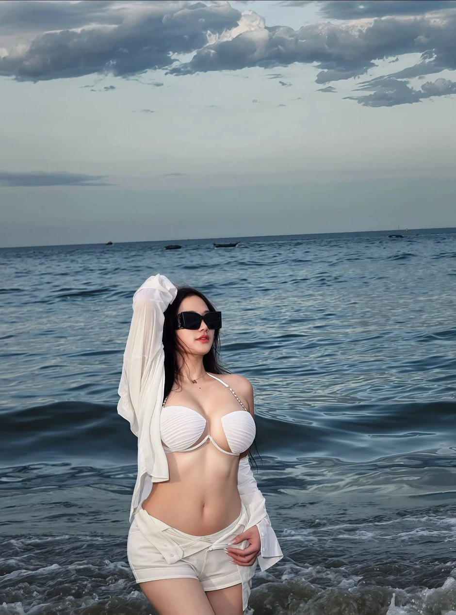 Hot girl Quảng Ninh Dạ Thảo khoe vóc dáng nóng bỏng sau màn 'vịt hóa thiên nga'