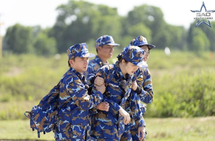 Nữ diễn viên ngất xỉu ngay ngày đầu tham gia Sao nhập ngũ Nữ diễn viên ngất xỉu ngay ngày đầu tham gia Sao nhập ngũ