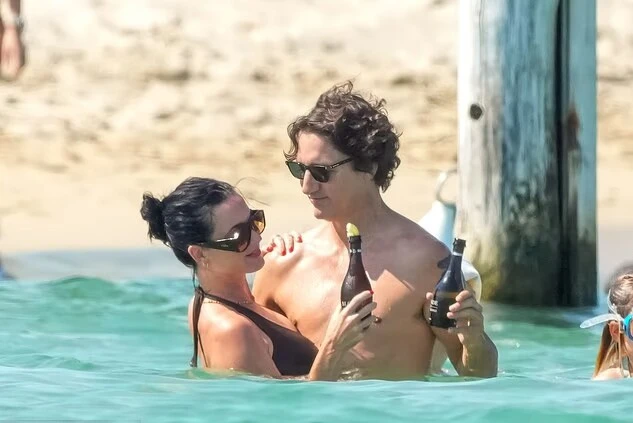Orlando Bloom và Katy Perry đi nghỉ cùng tình mới ở Địa Trung Hải
