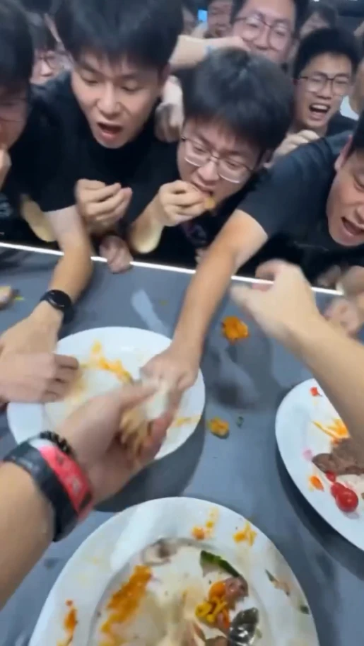 Nam fan nhặt thức ăn bị giẫm lên để ăn gây sốc cộng đồng mạng