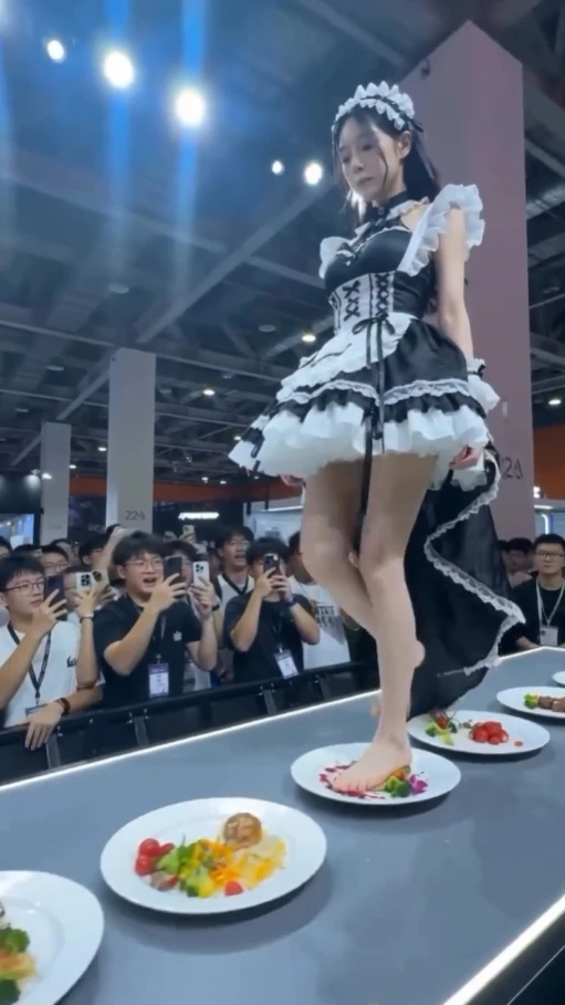 Nữ coser giẫm lên thức ăn gây phẫn nộ, nam fan có hành động gây sốc hơn