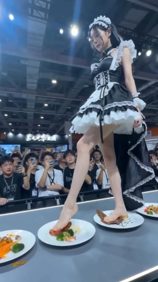 Nữ coser giẫm lên thức ăn gây phẫn nộ, nam fan có hành động gây sốc hơn