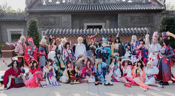 Nữ coser giẫm lên thức ăn gây phẫn nộ, nam fan có hành động gây sốc hơn